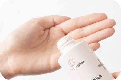 洗顔後、500円玉大程度の量を清潔な手、またはコットンにとり、顔全体になじませてください。