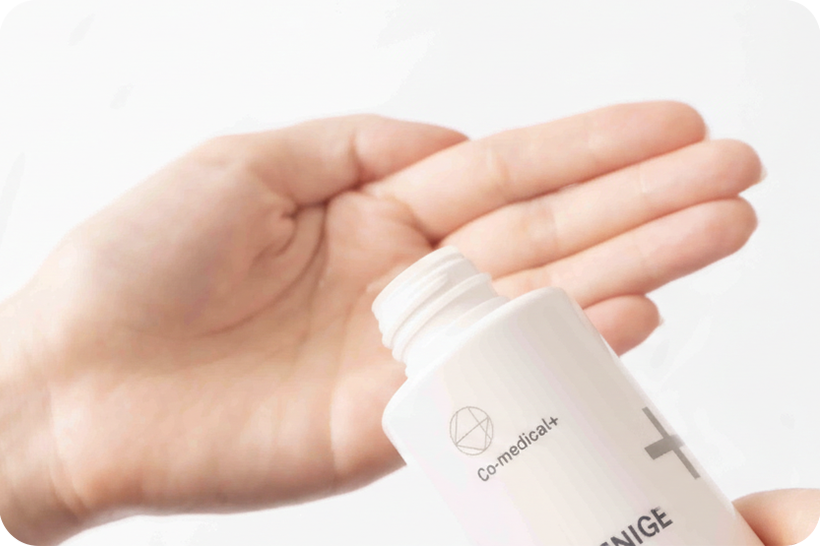 洗顔後、500円玉大程度の量を清潔な手、またはコットンにとり、顔全体になじませてください。