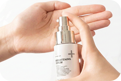 化粧水で肌を整えた後、2 ～ 3 プッシュ（1 円玉程度）を清潔な手にとり、顔全体になじませてください。