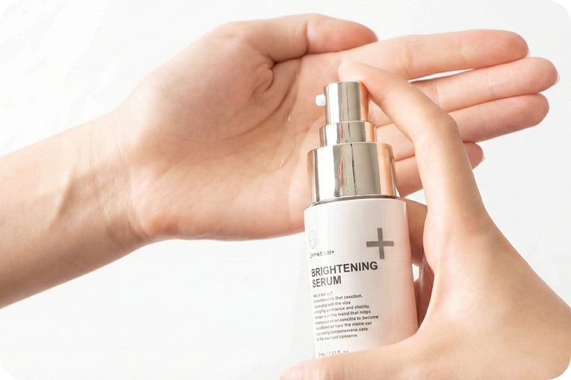 化粧水で肌を整えた後、2 ～ 3 プッシュ（1 円玉程度）を清潔な手にとり、顔全体になじませてください。