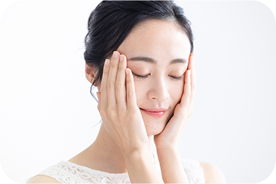 クリームを肌に塗り抑え込む