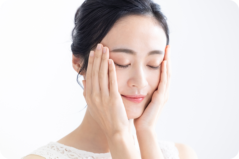 クリームを肌に塗り抑え込む