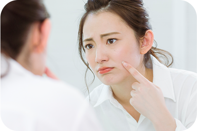 肌を気にする女性イメージ