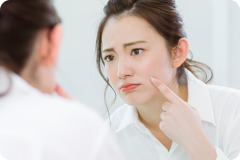 肌を気にする女性イメージ