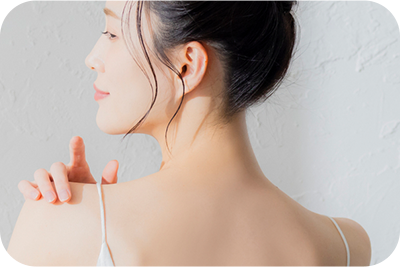 首の後ろや耳まわり、手足の甲など塗り忘れやすい部分まで意識して塗布しましょう。効果を保つため、2〜3時間を目安にこまめに塗り直してください。