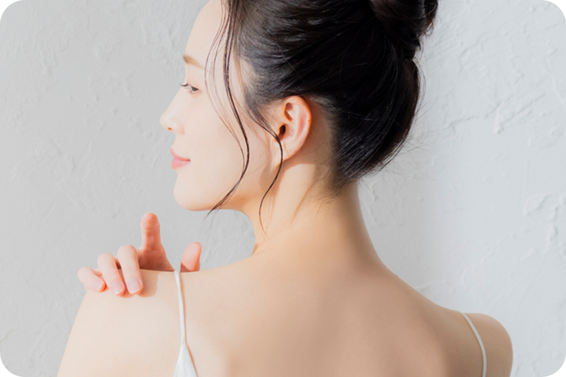 首の後ろや耳まわり、手足の甲など塗り忘れやすい部分まで意識して塗布しましょう。効果を保つため、2〜3時間を目安にこまめに塗り直してください。