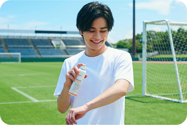 白浮きせず、透明な霧状スプレーがムラなくなじみます。手で塗り広げる必要がなく外出先でも手を汚さず塗り直しが可能です。