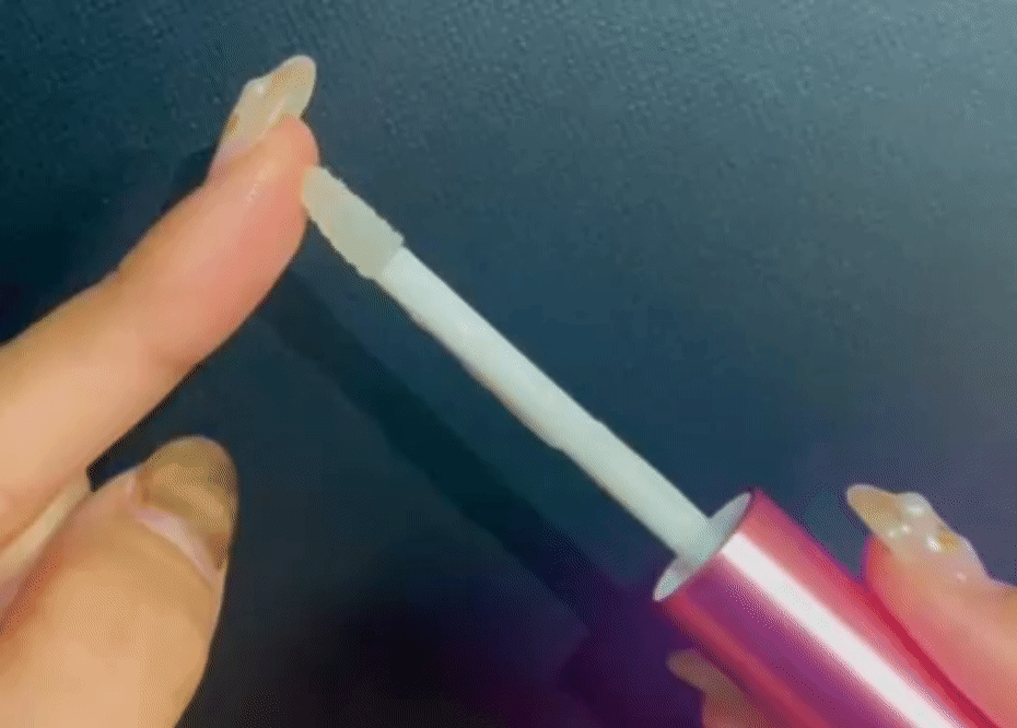 ふわふわチップが根元にピタッと密着！塗漏れゼロ
